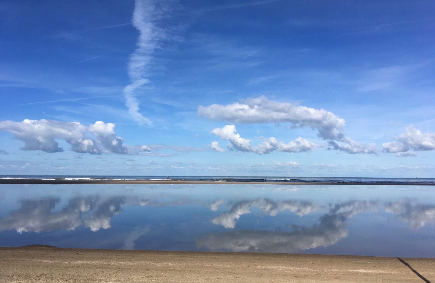 zee strand spiegeling wolken 1